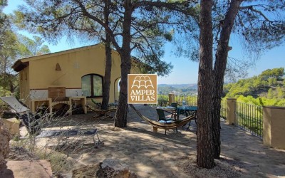 Beautiful Mediterranean villa with guest house and panoramic views.